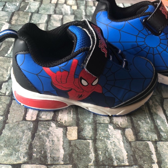 Spider-Man Light Up Sneakers Sz 7 - Picture 4 of 8